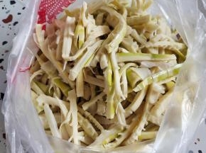 闺蜜去乡下老家掰的鲜嫩的竹笋，焯水，漂好后，给我送了一大袋过来，真的是太感谢了！