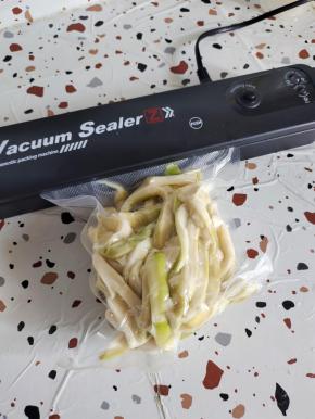 太多一顿吃不了。挤干水分装在保鲜袋里，抽真空包装！