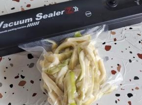 太多一顿吃不了。挤干水分装在保鲜袋里，抽真空包装！