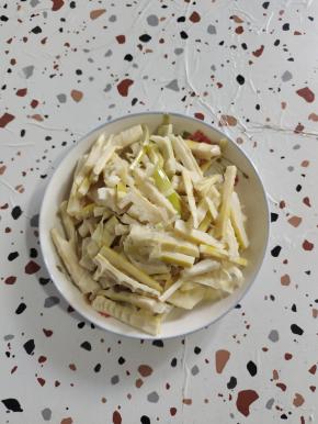 留了一盘，中午和熏腊肠一起炒着吃！