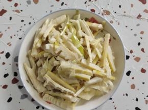 留了一盘，中午和熏腊肠一起炒着吃！