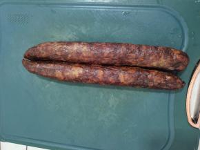 剩下的两根熏腊肠清洗干净！