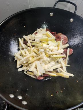 放入竹笋翻炒均匀，再放入一勺盐调味！