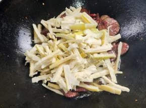 放入竹笋翻炒均匀，再放入一勺盐调味！