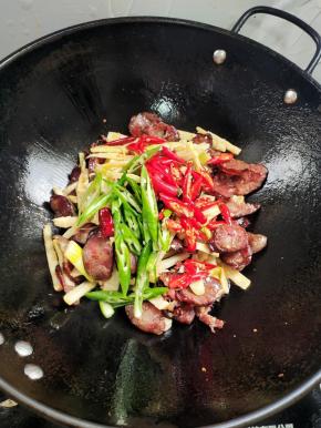 放入小米辣和线椒翻炒均匀！