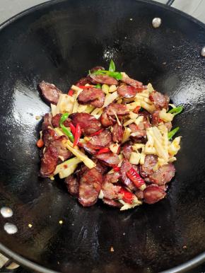 起锅前放入适量的味精翻炒均匀即可食用！