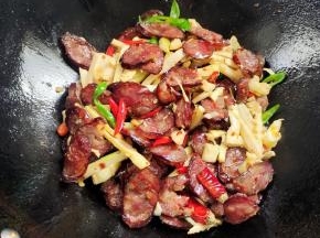 起锅前放入适量的味精翻炒均匀即可食用！