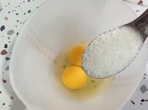 两个鸡蛋，一勺糖！