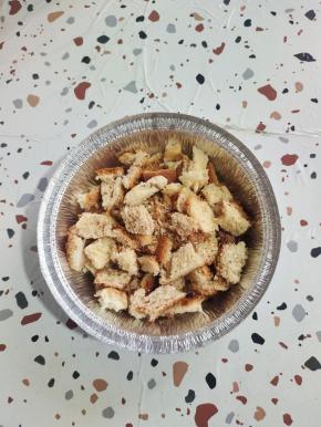 把吐司掰小块放进锡纸盘里！