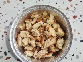 把吐司掰小块放进锡纸盘里！