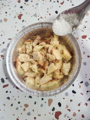 再在表面撒适量的白糖！