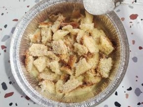 再在表面撒适量的白糖！