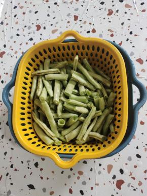 四季豆去筋，切成长段，清洗干净，控干水分备用！