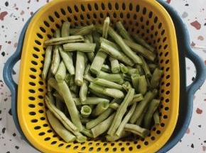 四季豆去筋，切成长段，清洗干净，控干水分备用！