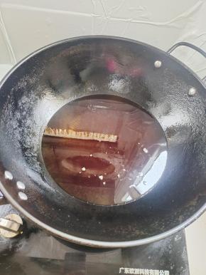 锅烧热，倒入适量的外婆乡小榨菜籽油烧至七成热！