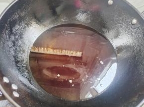 锅烧热，倒入适量的外婆乡小榨菜籽油烧至七成热！