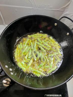 把豆角放进去中火慢慢的炸！