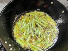 把豆角放进去中火慢慢的炸！