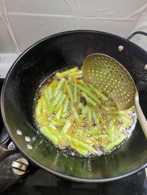 边炸边用勺子给它翻动一下！让它受热均匀！