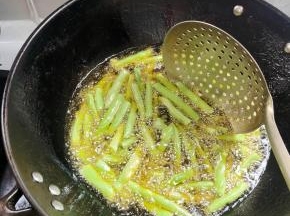 边炸边用勺子给它翻动一下！让它受热均匀！