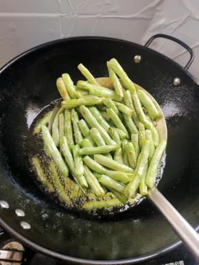 大概炸了四五分钟！炸成这种有虎皮状，外面焦焦的就可以捞出控干油分备用！