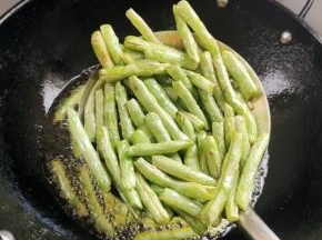 大概炸了四五分钟！炸成这种有虎皮状，外面焦焦的就可以捞出控干油分备用！