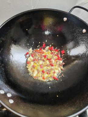 开中小火，放入生姜，蒜瓣，花椒，干辣椒爆香！