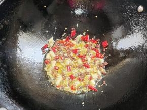 开中小火，放入生姜，蒜瓣，花椒，干辣椒爆香！