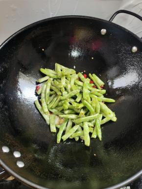 把炸好的豆角放进去翻炒均匀！