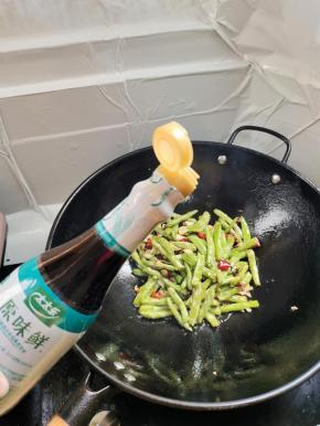 放入一铲生抽！翻炒均匀！