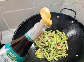 放入一铲生抽！翻炒均匀！