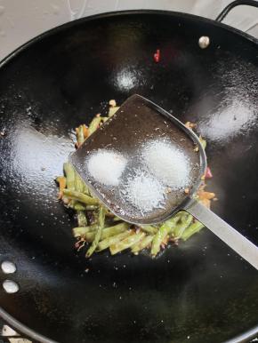 再放入一勺盐，少许白糖，适量的味精翻炒均匀！