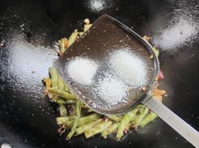 再放入一勺盐，少许白糖，适量的味精翻炒均匀！