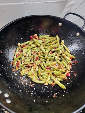 起锅前放入适量的熟白芝麻翻炒均匀即可！