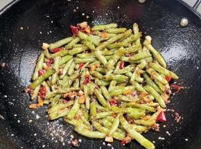起锅前放入适量的熟白芝麻翻炒均匀即可！