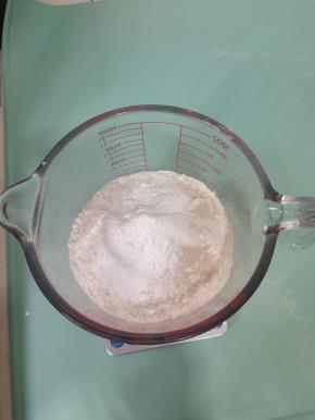 碗中放入300克面粉，3克酵母粉，3克无铝泡打粉！