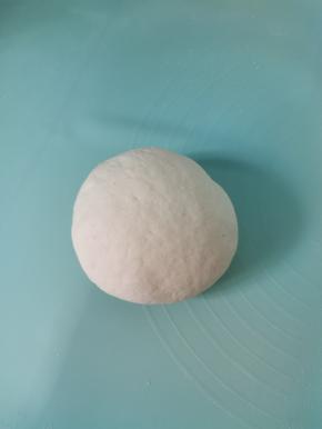 面团放在面垫上，像搓衣服一样去搓！揉成光滑细腻的面团！