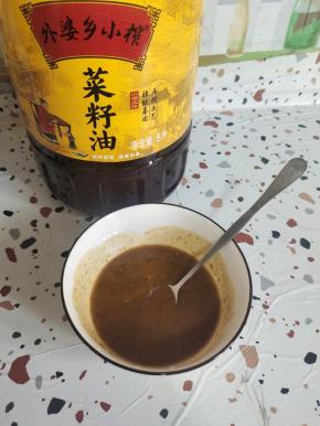 碗里放3勺面粉，1勺椒盐，适量的食用油(我这里用的是外婆乡小榨菜籽油)搅拌均匀，调成一个酸奶状的油酥备用！