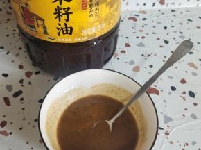 碗里放3勺面粉，1勺椒盐，适量的食用油(我这里用的是外婆乡小榨菜籽油)搅拌均匀，调成一个酸奶状的油酥备用！