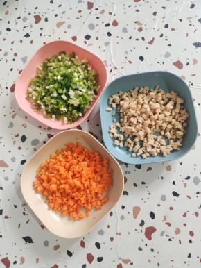 葱切成葱花，胡萝卜切成末，火腿肠切成小丁备用！