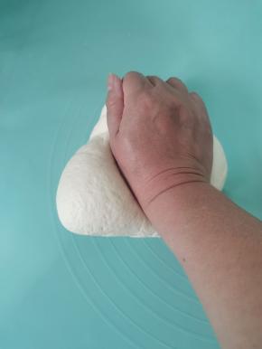 把面团像搓衣服一样给他搓一搓排气！