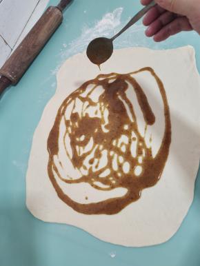 把油酥淋在面片上！