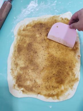 用刮板涂抹均匀！