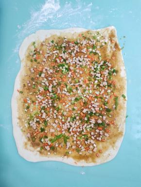 撒上胡萝卜丁，葱花和火腿肠丁！