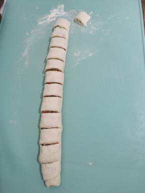 可以正刀切，也可以斜刀切！看自己的喜欢！我今天用的是正刀切！(切到三分之二，留三分之一，不要切断！)