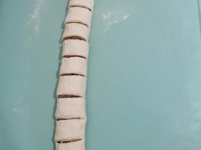 可以正刀切，也可以斜刀切！看自己的喜欢！我今天用的是正刀切！(切到三分之二，留三分之一，不要切断！)