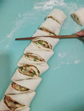 用筷子斜对角按压一下！压出花型！一个漂亮好吃又好看的大花卷就做好了！