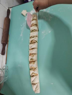 用两个刮板把做好的花卷往中间轻轻的推一下，做好造型！