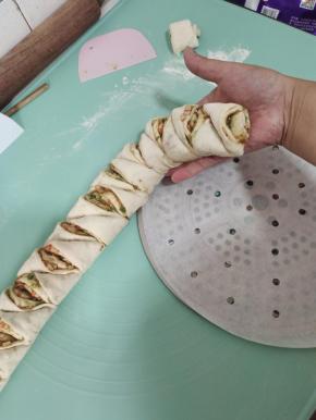 用手托住花卷的一头！