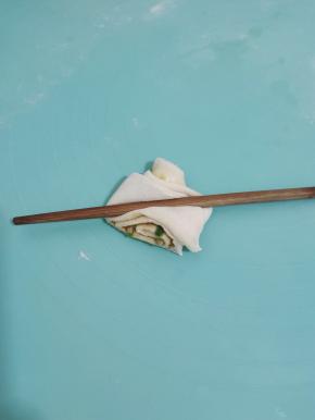 刻意留了一个放在中间用！用筷子斜对角按压一下！